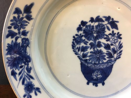 KANGXI PERIOD BLUE WHITE DISH FLOWER IN JARDINEIERE MOTIF C16221722 - ADDITIONAL PHOTO 1