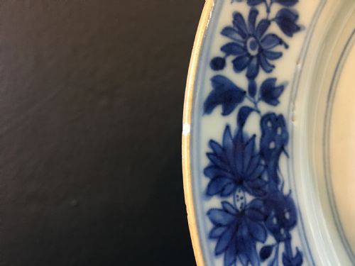 KANGXI PERIOD BLUE WHITE DISH FLOWER IN JARDINEIERE MOTIF C16221722 - ADDITIONAL PHOTO 2