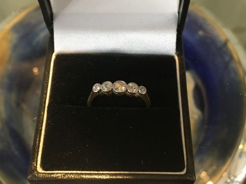 18ct gold ring set with five brilliant cut graduating diamonds size m c1940 - CATEGORY: ANTIQUE JEWELLERY - DATED 1940