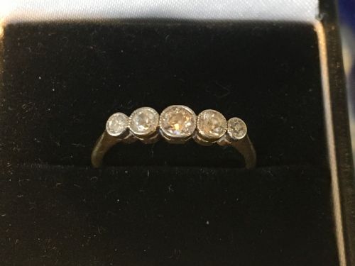 18CT GOLD RING SET WITH FIVE BRILLIANT CUT GRADUATING DIAMONDS SIZE M C1940 - ADDITIONAL PHOTO 3