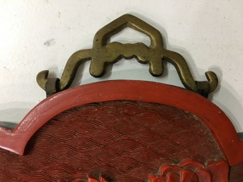 ROUND CINNABAR PLAQUE FLOWERHEAD FORM PEOMY MOTIF C1930 - ADDITIONAL PHOTO 2