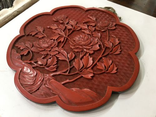 ROUND CINNABAR PLAQUE FLOWERHEAD FORM PEOMY MOTIF C1930 - ADDITIONAL PHOTO 4