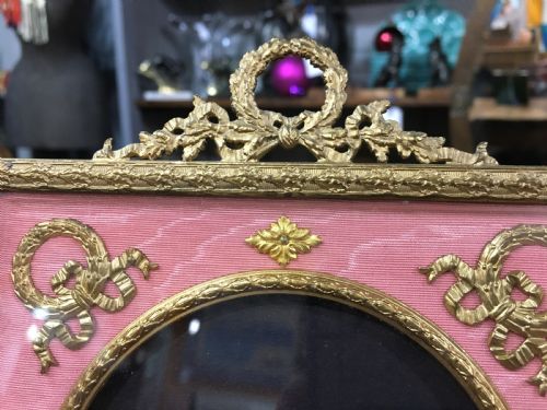 FRENCH PICTURE FRAME WITH SILK BACKGROUND GILDED BRONZE 19001920S - ADDITIONAL PHOTO 2