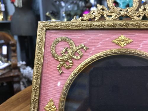 FRENCH PICTURE FRAME WITH SILK BACKGROUND GILDED BRONZE 19001920S - ADDITIONAL PHOTO 3