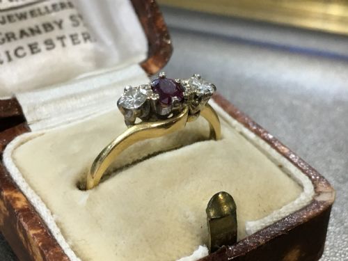 ruby with diamond cushions diamond bow ring 18ct gold size s - CATEGORY: ANTIQUE JEWELLERY - DATED 1950