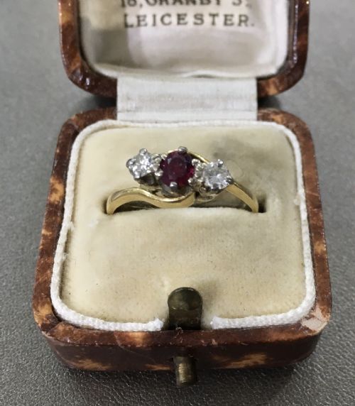 RUBY WITH DIAMOND CUSHIONS DIAMOND BOW RING 18CT GOLD SIZE S - ADDITIONAL PHOTO 4