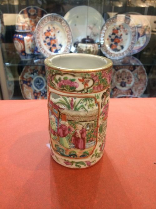 19th century cantonese pierced brush pot - CATEGORY: ANTIQUE CERAMICS - DATED 19TH CENTURY