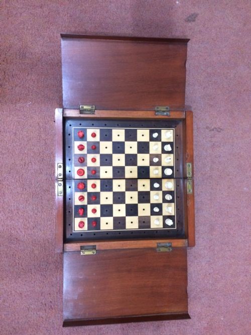 mahogany travelling chess set 19th century - CATEGORY: ANTIQUE MISCELLANEOUS - DATED 19TH CENTURY
