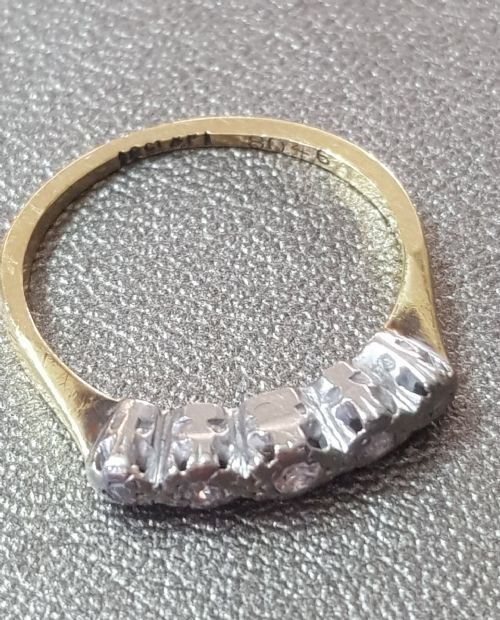 ART DECO 5 GRADUATED DIAMONDS ON PLATINUM SETTING 18 CARAT YELLOW GOLD BAND HALF ETERNITY RING SIZE M 12 - ADDITIONAL PHOTO 1