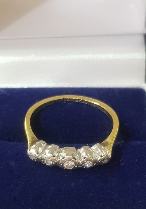 ART DECO 5 GRADUATED DIAMONDS ON PLATINUM SETTING 18 CARAT YELLOW GOLD BAND HALF ETERNITY RING SIZE M 12 - ADDITIONAL PHOTO 4