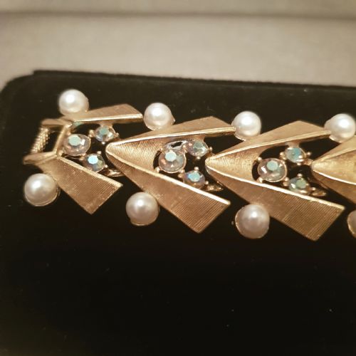 1940S 50S BRUSHED GOLD PLATED AURORA BOREALIS CRYSTAL CULTURED PEARL BRACELET IN ART DECO STYLE - ADDITIONAL PHOTO 5