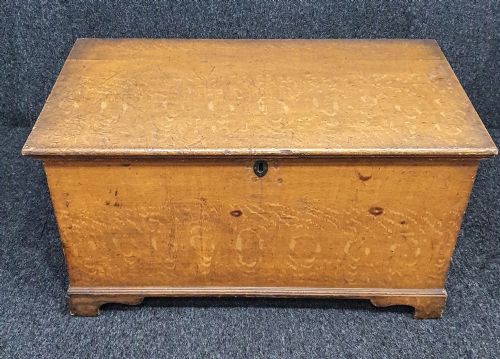 MID 19TH CENTURY PINE TRUNK STORAGE BLANKET BOX 1865 DATE INSCRIBED - ADDITIONAL PHOTO 5