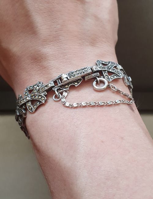1920S ART DECO SILVER MARCASITE BOWS ON STAMPED SOLID SILVER LINKS BRACELET WITH FIGARO SAFETY CHAIN - ADDITIONAL PHOTO 1
