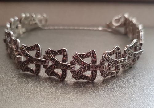 1920S ART DECO SILVER MARCASITE BOWS ON STAMPED SOLID SILVER LINKS BRACELET WITH FIGARO SAFETY CHAIN - ADDITIONAL PHOTO 2