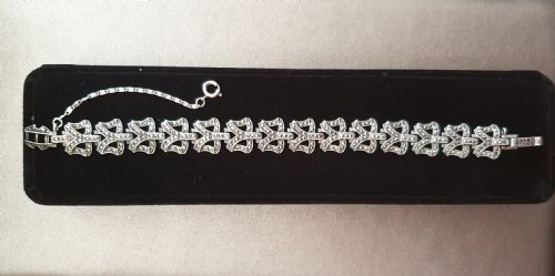 1920S ART DECO SILVER MARCASITE BOWS ON STAMPED SOLID SILVER LINKS BRACELET WITH FIGARO SAFETY CHAIN - ADDITIONAL PHOTO 3