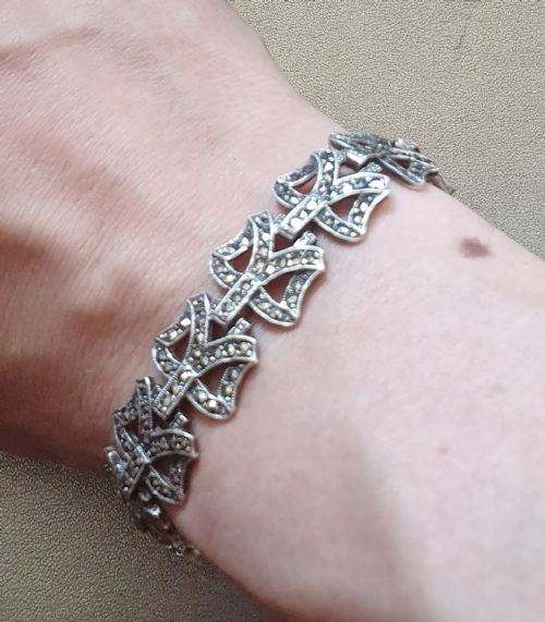 1920S ART DECO SILVER MARCASITE BOWS ON STAMPED SOLID SILVER LINKS BRACELET WITH FIGARO SAFETY CHAIN - ADDITIONAL PHOTO 4