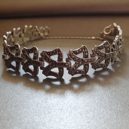 1920S ART DECO SILVER MARCASITE BOWS ON STAMPED SOLID SILVER LINKS BRACELET WITH FIGARO SAFETY CHAIN - ADDITIONAL PHOTO 5