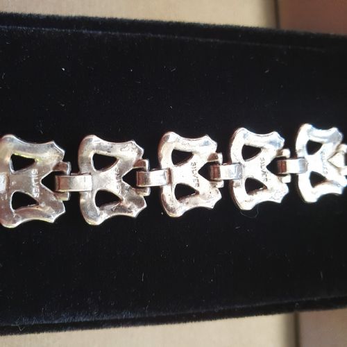 1920S ART DECO SILVER MARCASITE BOWS ON STAMPED SOLID SILVER LINKS BRACELET WITH FIGARO SAFETY CHAIN - ADDITIONAL PHOTO 12