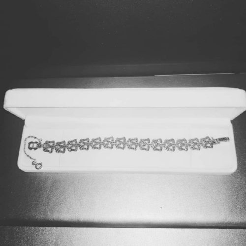 1920S ART DECO SILVER MARCASITE BOWS ON STAMPED SOLID SILVER LINKS BRACELET WITH FIGARO SAFETY CHAIN - ADDITIONAL PHOTO 14