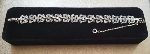 1920S ART DECO SILVER MARCASITE BOWS ON STAMPED SOLID SILVER LINKS BRACELET WITH FIGARO SAFETY CHAIN - ADDITIONAL PHOTO 16