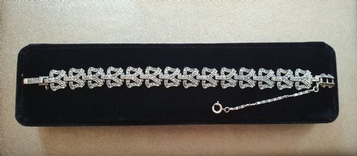 1920S ART DECO SILVER MARCASITE BOWS ON STAMPED SOLID SILVER LINKS BRACELET WITH FIGARO SAFETY CHAIN - ADDITIONAL PHOTO 17
