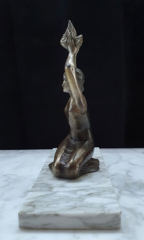 FRENCH ART DECO MESSAGE OF LOVE SCULPTURE OF YOUNG WOMAN HOLDING DOVE ON MARBLE PLINTH - ADDITIONAL PHOTO 2