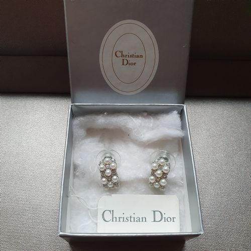 VINTAGE CHRISTIAN DIOR EARRINGS PIERCED PEARL CRYSTAL DEMI HOOP - ADDITIONAL PHOTO 4