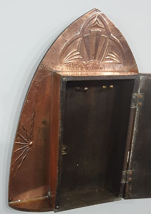 ARTS AND CRAFTS COPPER MIRRORED KEY CUPBOARD ART NOUVEAU EARLY ART DECO DESIGN - ADDITIONAL PHOTO 3