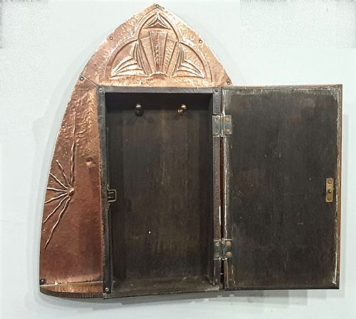 ARTS AND CRAFTS COPPER MIRRORED KEY CUPBOARD ART NOUVEAU EARLY ART DECO DESIGN - ADDITIONAL PHOTO 1