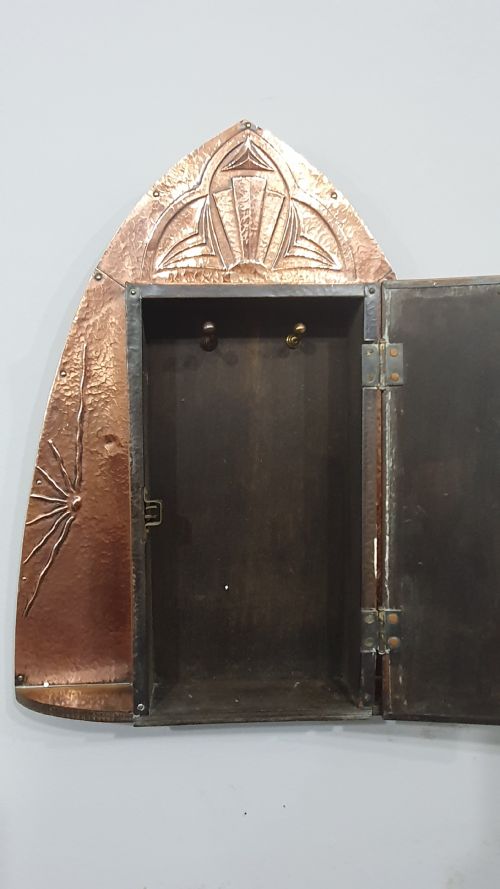 ARTS AND CRAFTS COPPER MIRRORED KEY CUPBOARD ART NOUVEAU EARLY ART DECO DESIGN - ADDITIONAL PHOTO 4