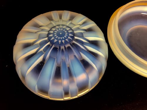 FRENCH ART DECO OPALESCENT POWDER BOX C1930 - ADDITIONAL PHOTO 1
