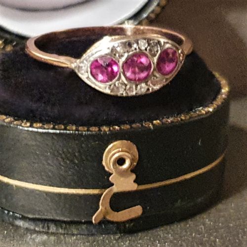 ART DECO RUBY DIAMOND 18CT GOLD TRILOGY RING SIZE Q C1915 - ADDITIONAL PHOTO 1