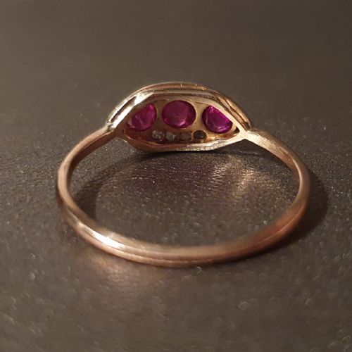 ART DECO RUBY DIAMOND 18CT GOLD TRILOGY RING SIZE Q C1915 - ADDITIONAL PHOTO 2