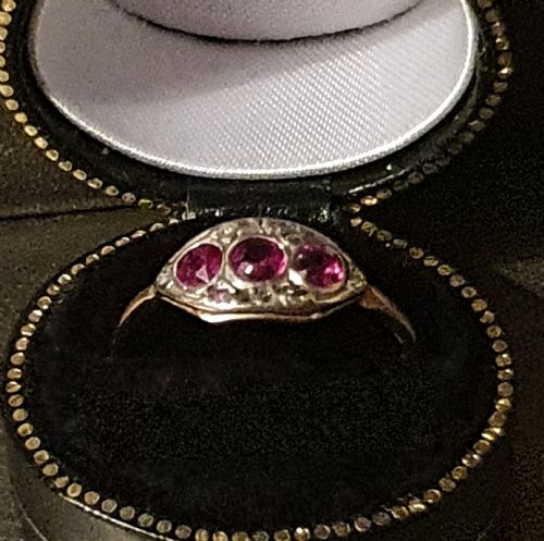 ART DECO RUBY DIAMOND 18CT GOLD TRILOGY RING SIZE Q C1915 - ADDITIONAL PHOTO 3