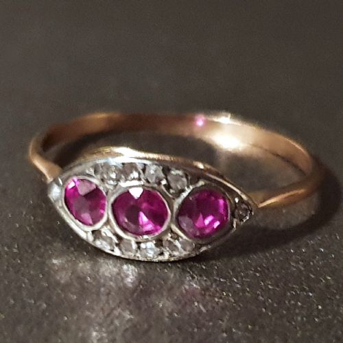 ART DECO RUBY DIAMOND 18CT GOLD TRILOGY RING SIZE Q C1915 - ADDITIONAL PHOTO 4