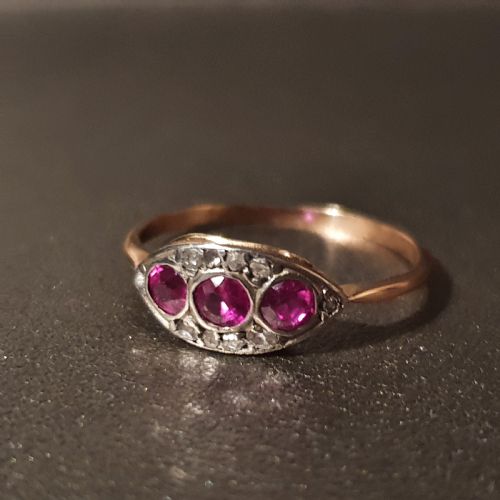 ART DECO RUBY DIAMOND 18CT GOLD TRILOGY RING SIZE Q C1915 - ADDITIONAL PHOTO 5