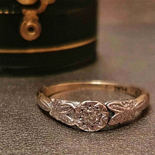 art deco ring diamond on platinum 9ct gold with platinum leaf shoulders m - CATEGORY: ANTIQUE JEWELLERY - DATED 1930