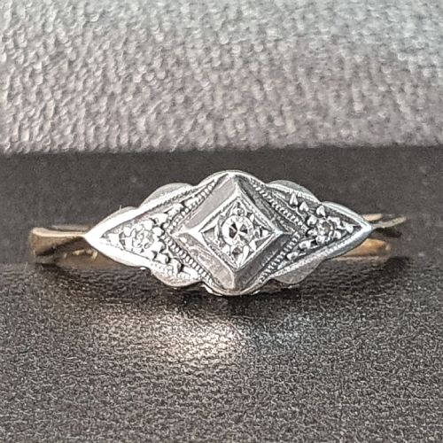 ART DECO RING DIAMOND GEOMETRIC ON PLATINUM 9CT GOLD RAISED RARE DESIGN SIZE O - ADDITIONAL PHOTO 3