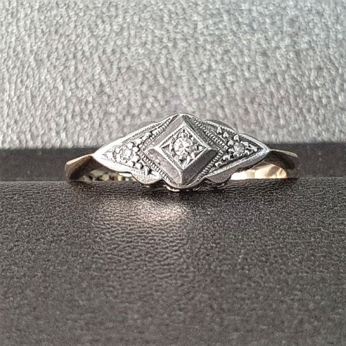 ART DECO RING DIAMOND GEOMETRIC ON PLATINUM 9CT GOLD RAISED RARE DESIGN SIZE O - ADDITIONAL PHOTO 5
