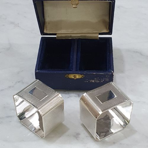 GEO VI PAIR STERLING SILVER BOXED NAPKIN RINGS ENGINE TURNED DESIGN WITH BLANK CARTOUCHE FOR ENGRAVING - ADDITIONAL PHOTO 5