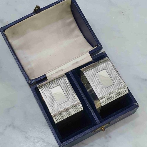 GEO VI PAIR STERLING SILVER BOXED NAPKIN RINGS ENGINE TURNED DESIGN WITH BLANK CARTOUCHE FOR ENGRAVING - ADDITIONAL PHOTO 2