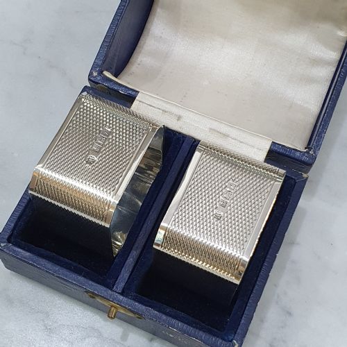 GEO VI PAIR STERLING SILVER BOXED NAPKIN RINGS ENGINE TURNED DESIGN WITH BLANK CARTOUCHE FOR ENGRAVING - ADDITIONAL PHOTO 3