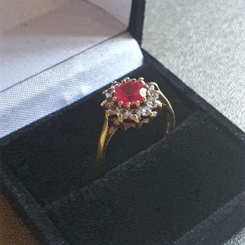 VINTAGE 194050S 1CT RUBY 12 DIAMOND HALO ON STERLING MOUNT 9CT GOLD RING SIZE O - ADDITIONAL PHOTO 3