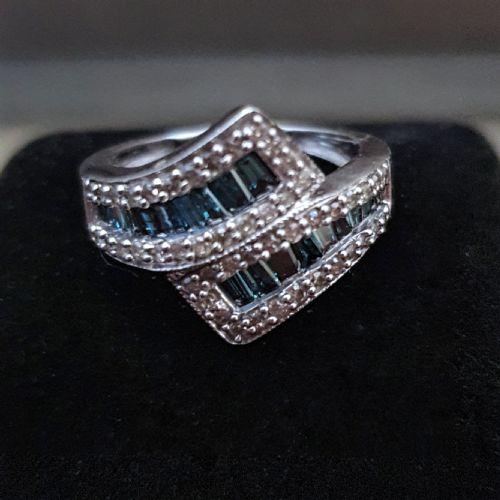 diamond blue diamond white gold ring size o - CATEGORY: ANTIQUE JEWELLERY - DATED LATER THAN 1960