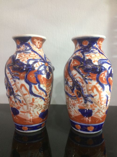 pair of meiji period imari vases - CATEGORY: ANTIQUE VASES - DATED 19TH CENTURY