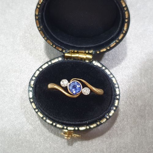 ART DECO SAPPHIRE DIAMOND RING 18CT GOLD SWIRL TRILOGY SIZE L - ADDITIONAL PHOTO 3