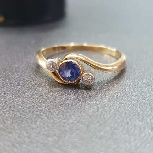 ART DECO SAPPHIRE DIAMOND RING 18CT GOLD SWIRL TRILOGY SIZE L - ADDITIONAL PHOTO 6