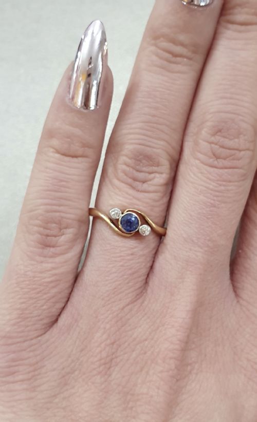 ART DECO SAPPHIRE DIAMOND RING 18CT GOLD SWIRL TRILOGY SIZE L - ADDITIONAL PHOTO 10