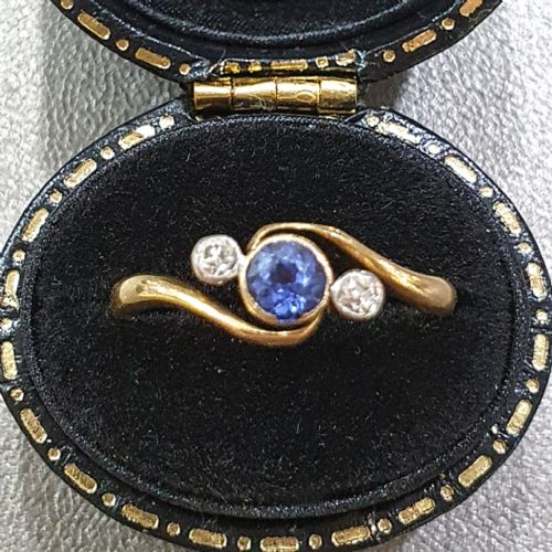 ART DECO SAPPHIRE DIAMOND RING 18CT GOLD SWIRL TRILOGY SIZE L - ADDITIONAL PHOTO 11