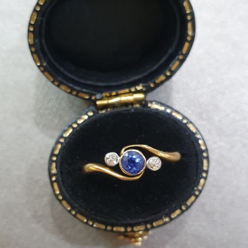 ART DECO SAPPHIRE DIAMOND RING 18CT GOLD SWIRL TRILOGY SIZE L - ADDITIONAL PHOTO 12